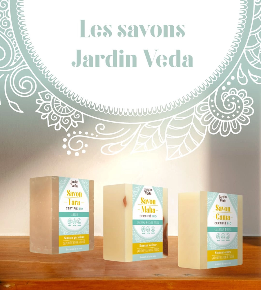 Visuel « Les savons Jardin Veda » : trois savons certifiés bio (Tara, Maha, Gama) sur fond à motifs floraux