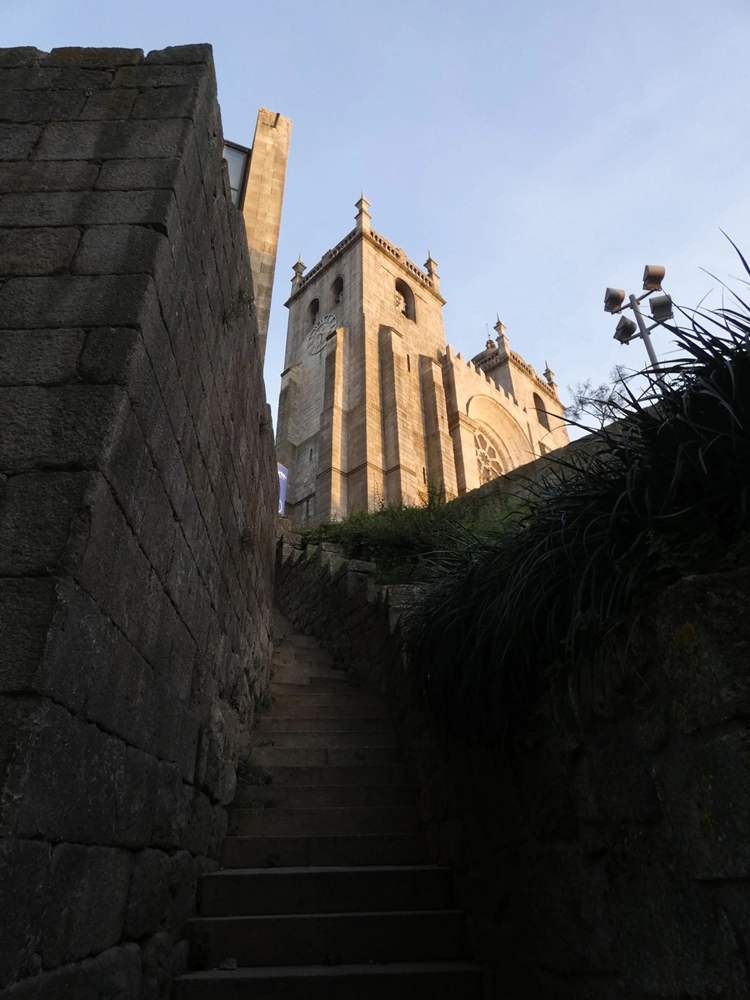 Escalier en pierre menant à une cathédrale, photo originale avant retouche (ciel blanc surexposé)