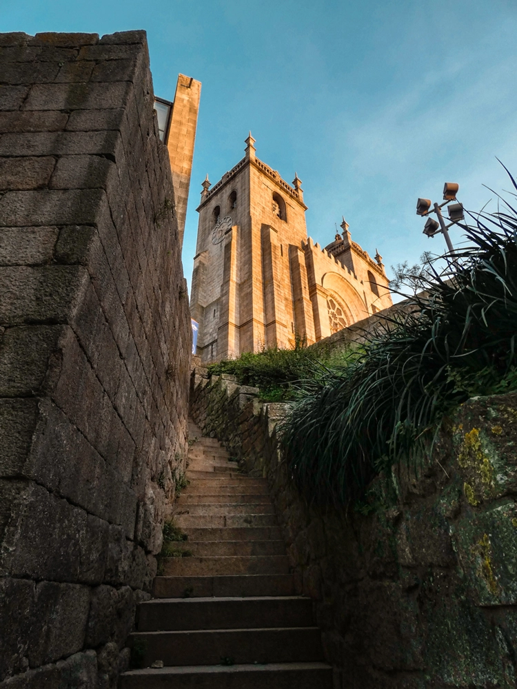 Même escalier et cathédrale après retouche, avec un ciel bleu restitué