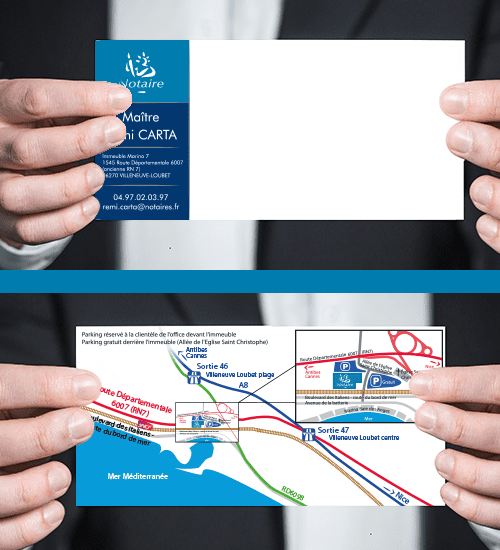 Carte de visite et carte d'accès au cabinet notarial, tenues en main, déclinaison bleu marine et bleu azur